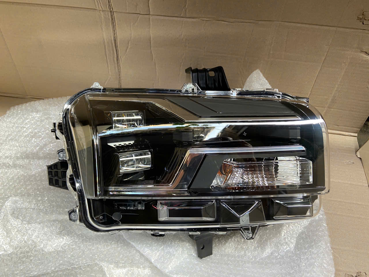 Vỏ Đ&egrave;n pha LED trước Mitsubishi Triton 2024-2027