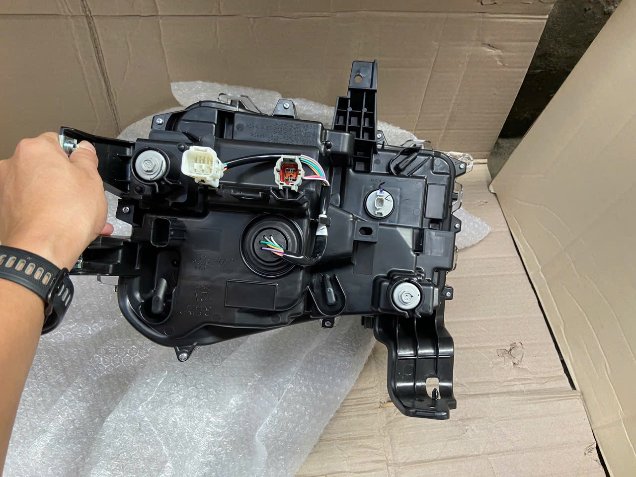 Vỏ Đ&egrave;n pha LED trước Mitsubishi Triton 2024-2027