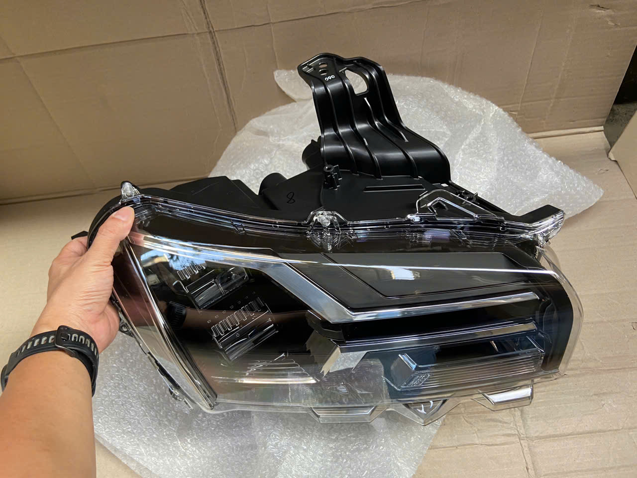 Vỏ Đ&egrave;n pha LED trước Mitsubishi Triton 2024-2027