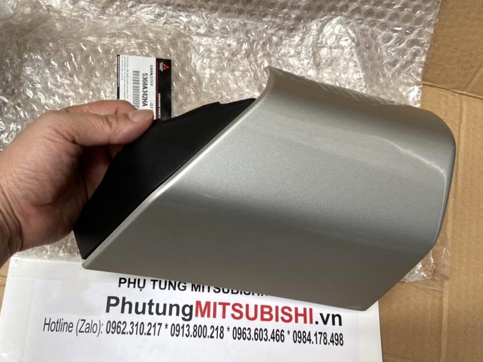 Ốp đầu bậc bước chân sử dụng cho xe Triton - Hàng nhập khẩu chính ngạch