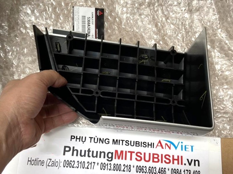Ốp đầu bậc bước chân sử dụng cho xe Triton - Hàng nhập khẩu chính ngạch