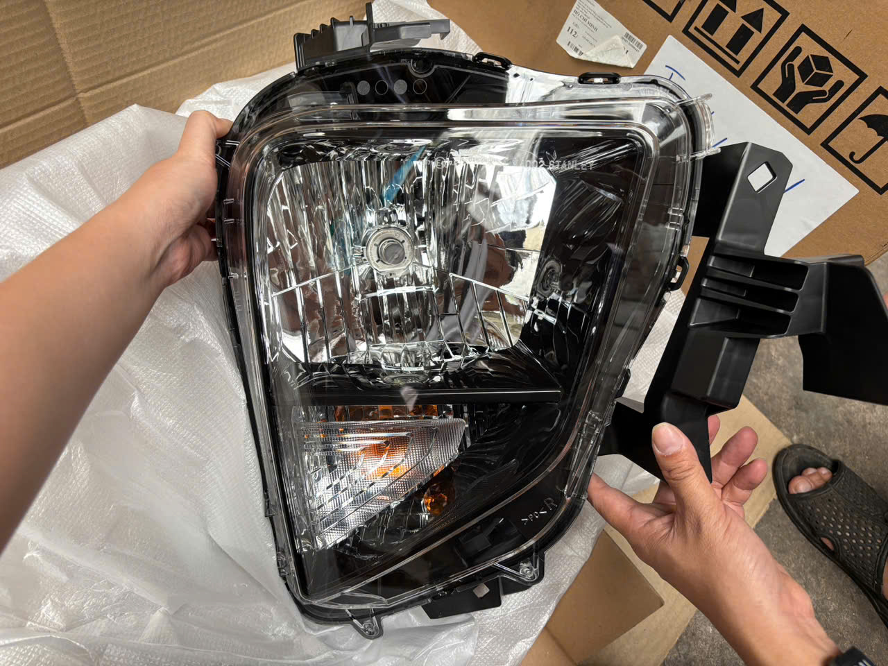 Vỏ Đèn pha sử dụng cho xe Xpander 2018-2022 Halogen - Hàng nhập khẩu chính ngạch 8301D121, 8301D122
