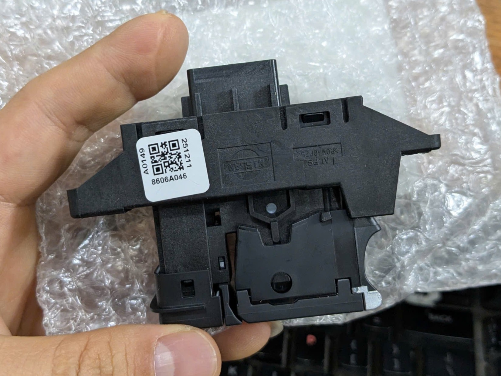 Công tắc điều khiển phanh tay điện tử phanh đỗ và auto hold sử dụng cho xe Xforce, Xpander - Hàng nhập khẩu chính ngạch