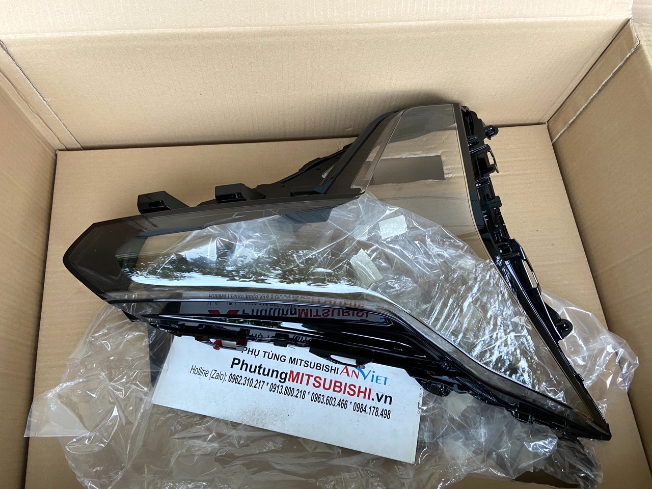 Mặt kính, nhựa đèn pha sử dụng cho xe Mitsubishi XForce - Hàng nhập khẩu chính ngạch 26011B000P 26061B000P
