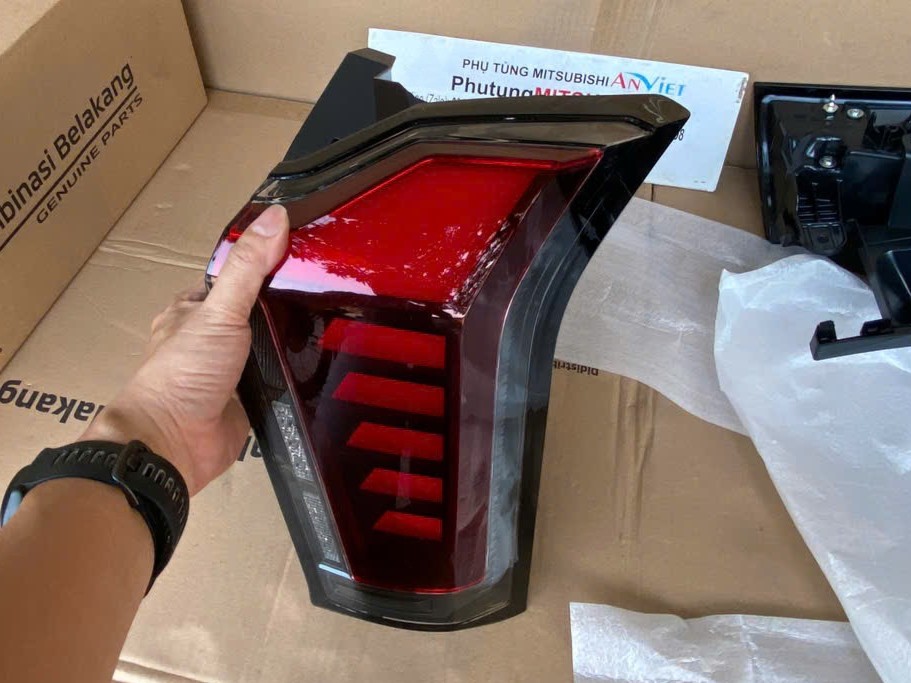 Đèn hậu miếng ngoài, Đèn lái sau miếng trên hông sử dụng cho xe Mitsubishi XForce 26550B000P 26555B000P