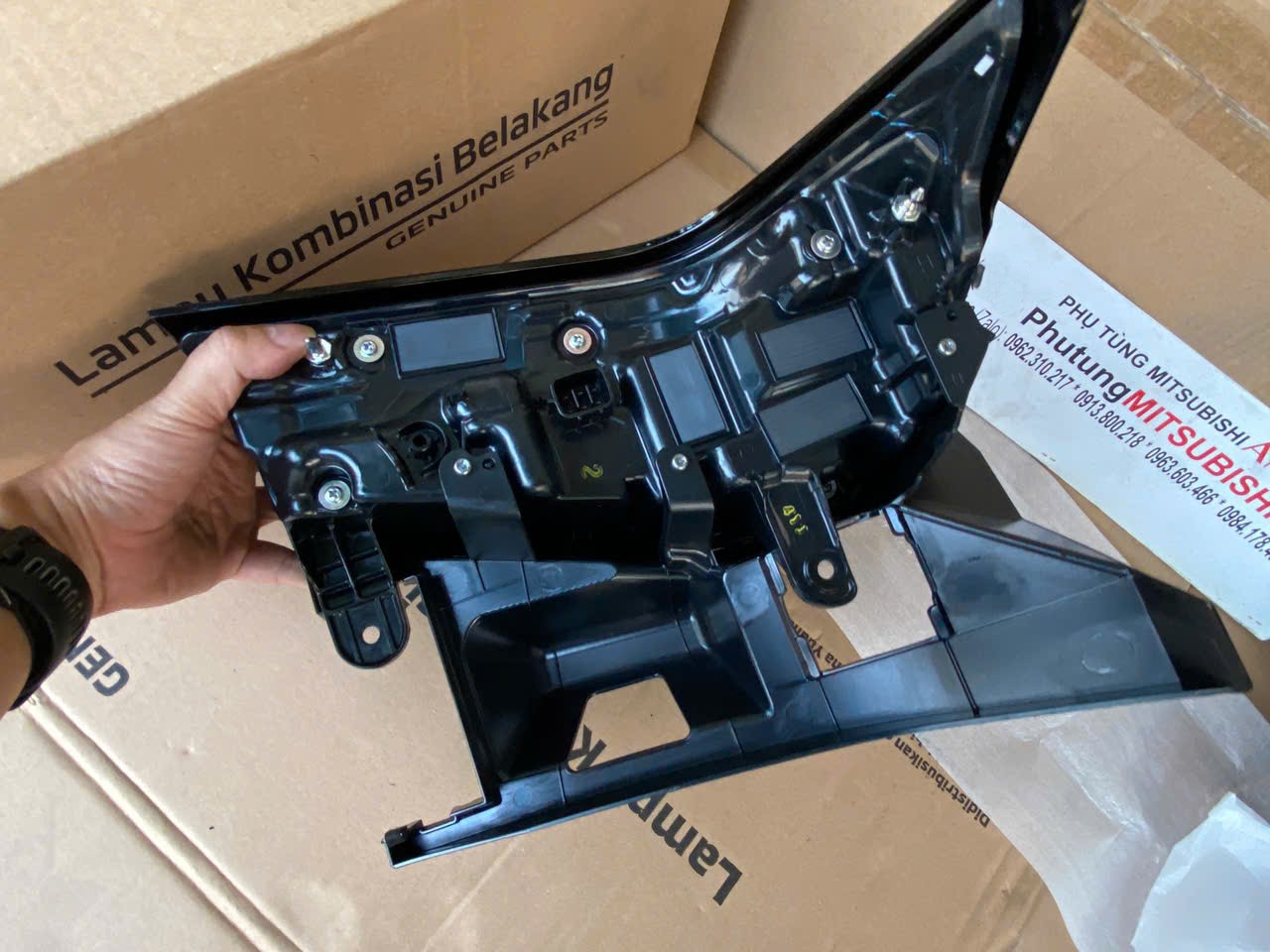 Đèn hậu miếng ngoài, Đèn lái sau miếng trên hông sử dụng cho xe Mitsubishi XForce 26550B000P 26555B000P