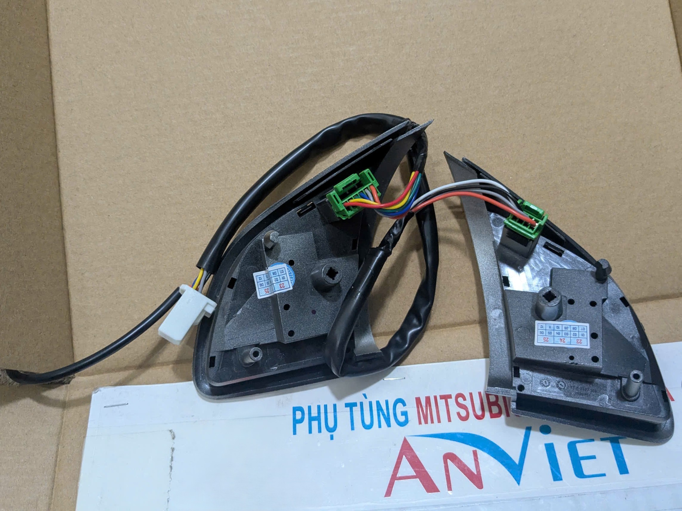 Công tắc cruise control và công tắc âm lượng ở vô lăng sử dụng cho xe Attrage 2014-2026, Mirage 2014-2020, Outlander Sport 2014-2017, Triton 2016-2023
