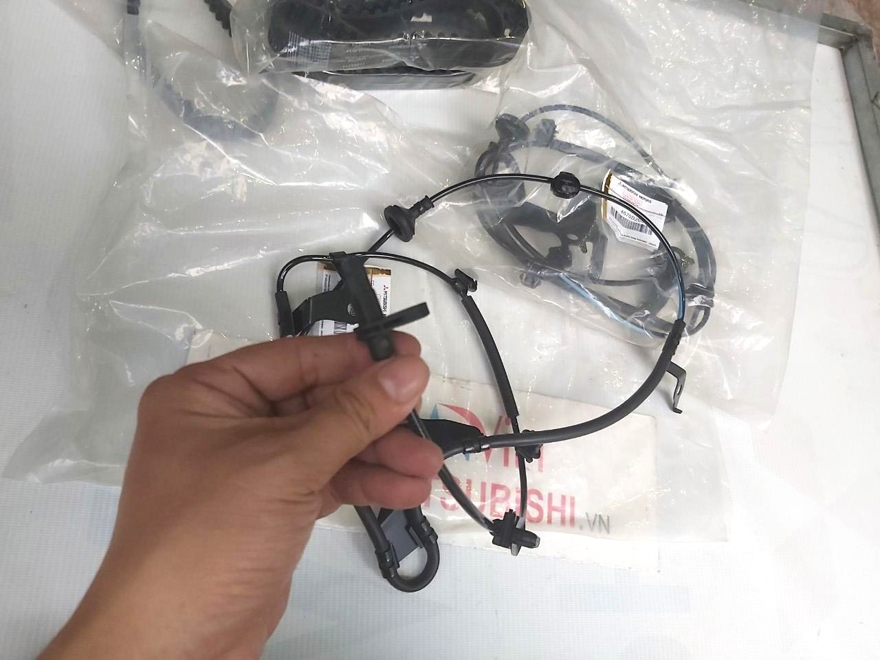 Cảm biến ABS sử dụng cho xe Mitsubishi Xpander - Hàng nhập khẩu chính ngạch 4670B267, 4670B268, 4670B269, 4670B270