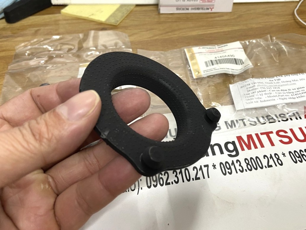 Cao su đệm Lò xo giảm xóc sau sử dụng cho xe Mitsubishi Xpander, Xpander Cross - Hàng nhập khẩu chính ngạch 4140A490