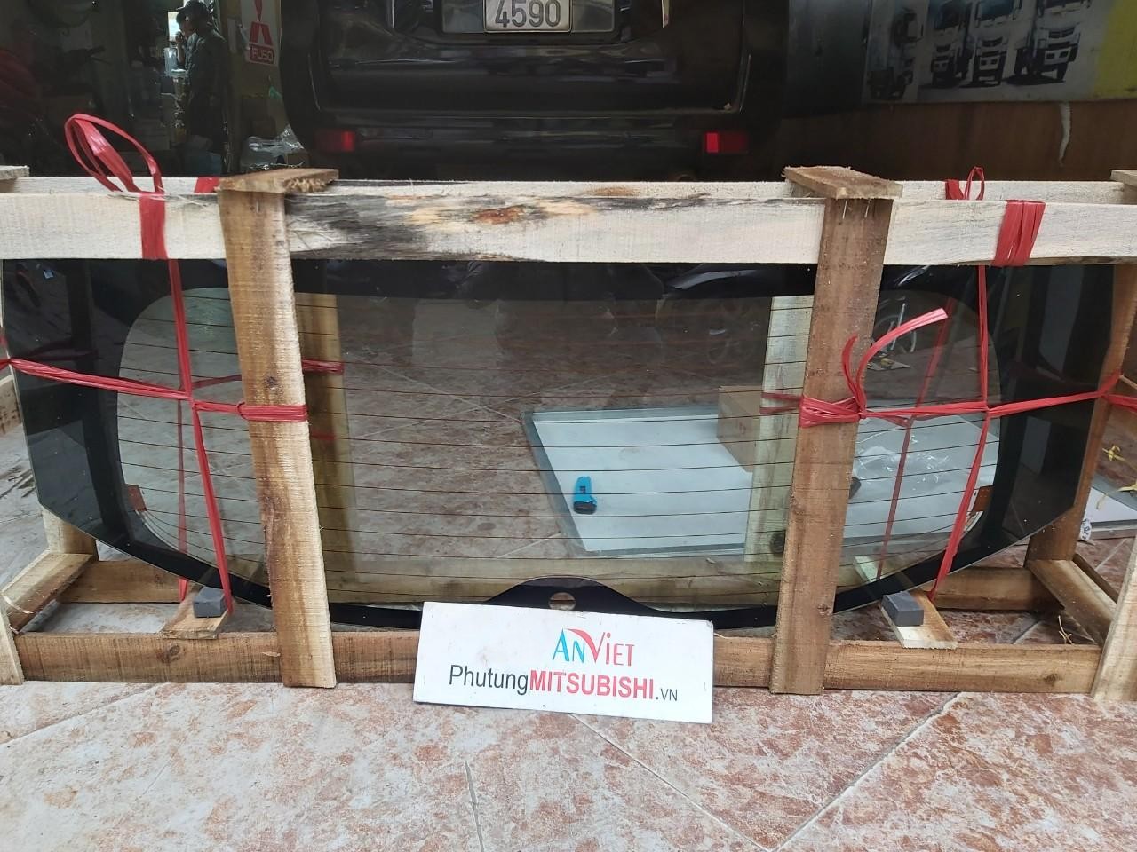 Kính cửa hậu, kính cốp sau, kính lưng sử dụng cho xe Mitsubishi Xpander - Hàng nhập khẩu chính ngạch