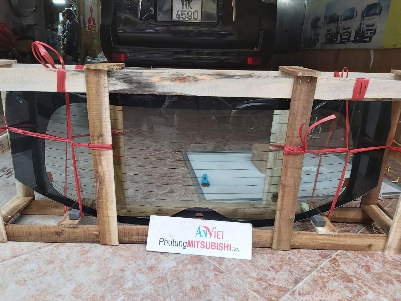 Kính cửa hậu, kính cốp sau, kính lưng sử dụng cho xe Mitsubishi Xpander - Hàng nhập khẩu chính ngạch