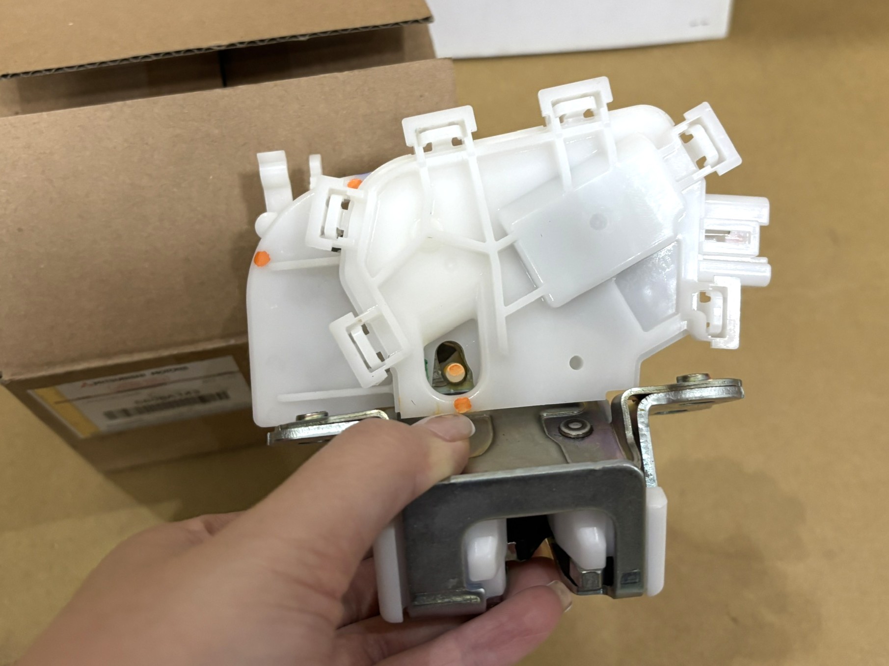 Khóa ngậm cốp sử dụng cho xe Xpander - Hàng nhập khẩu chính ngạch