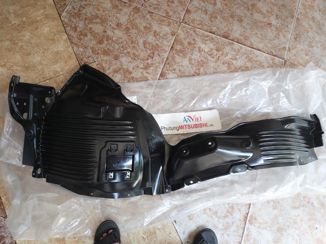 Lòng dè chắn bùn, chắn bùn lòng bánh trước sử dụng cho xe Mitsubishi Xpander, Xpander Cross - Hàng nhập khẩu chính ngạch 5370B908 5370B901