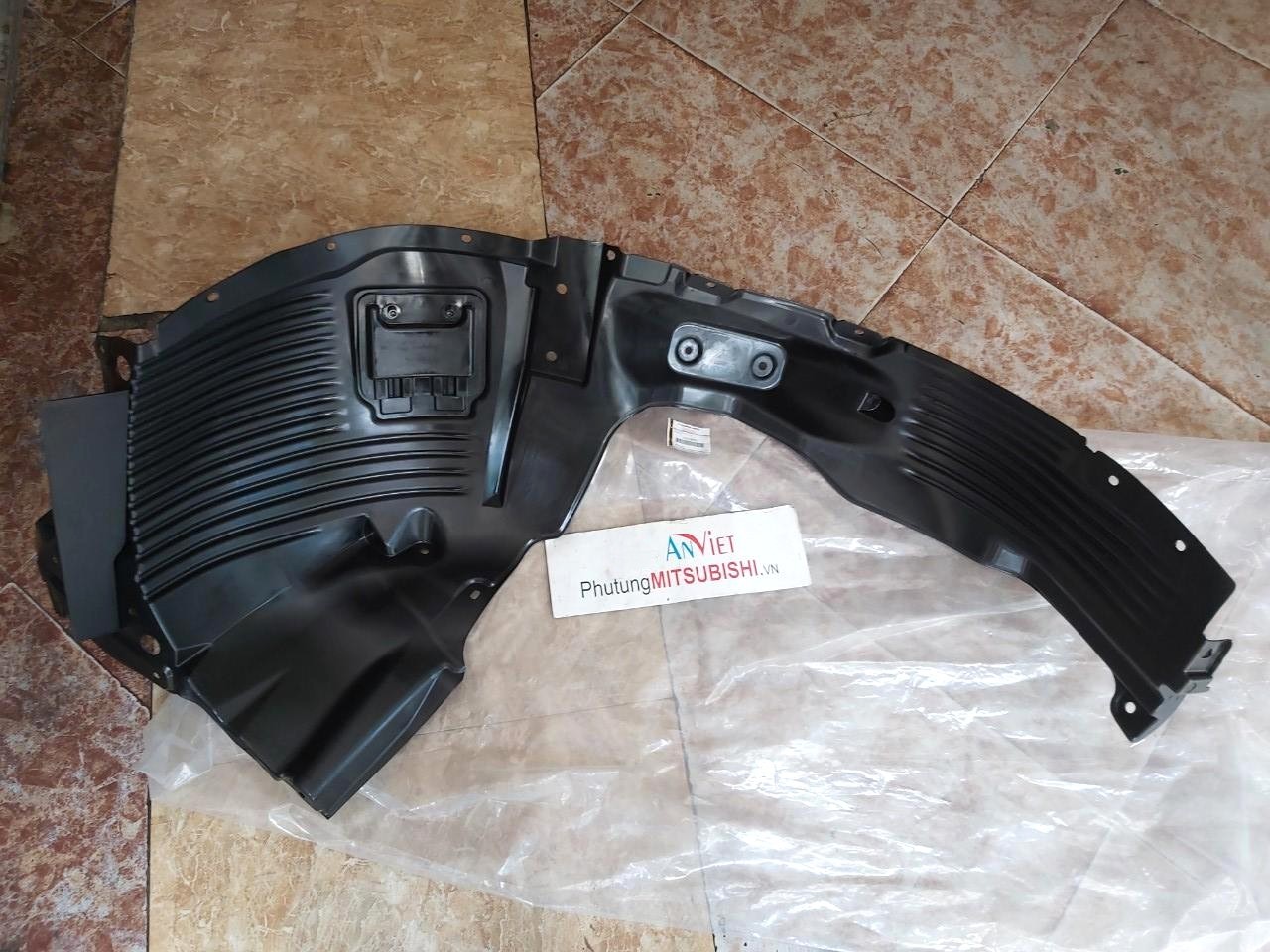Lòng dè chắn bùn, chắn bùn lòng bánh trước sử dụng cho xe Mitsubishi Xpander, Xpander Cross - Hàng nhập khẩu chính ngạch 5370B908 5370B901
