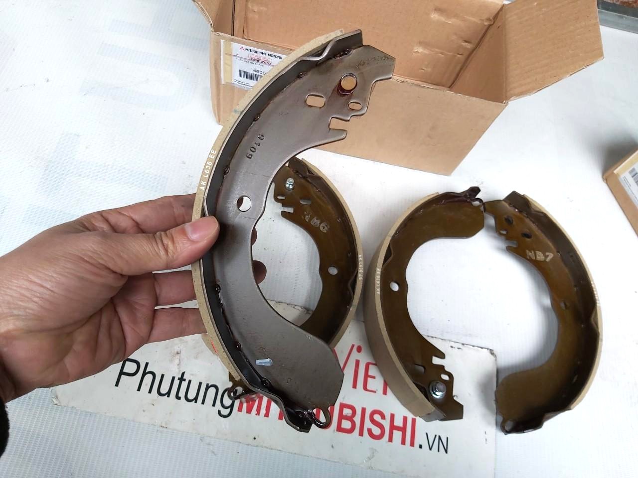 Má phanh sau, Bố thắng sau, Guốc phanh sau sử dụng cho xe Xpander - Hàng nhập khẩu chính ngạch 4600A259