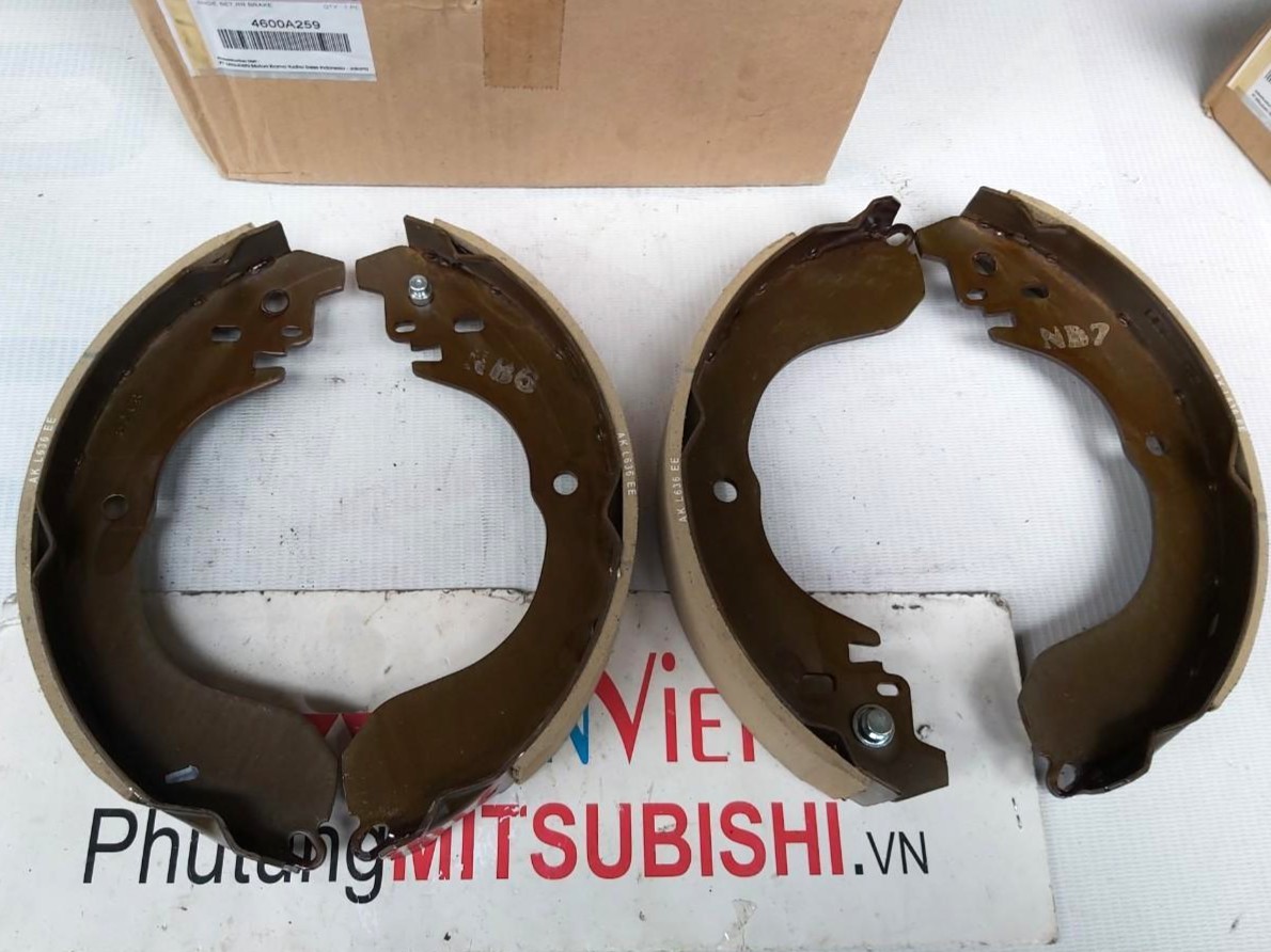 Má phanh sau, Bố thắng sau, Guốc phanh sau sử dụng cho xe Xpander - Hàng nhập khẩu chính ngạch 4600A259