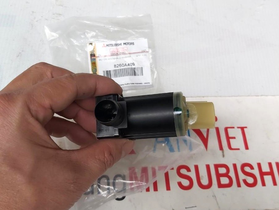 Mô tơ bơm nước rửa kính sử dụng cho xe Xpander - Hàng nhập khẩu chính ngạch