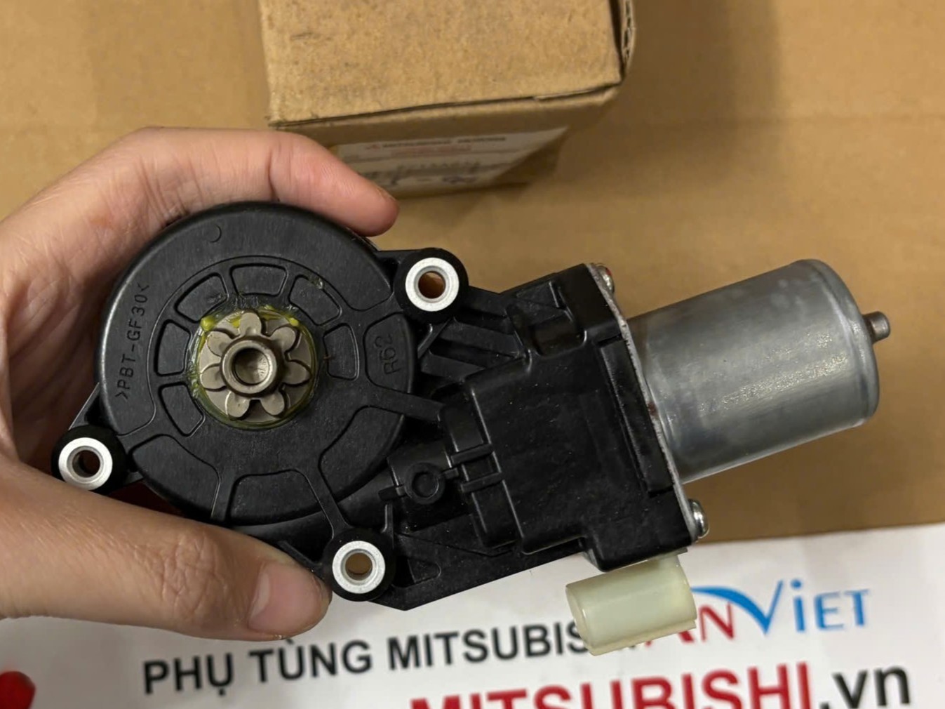 Mô tơ lên xuống kính cánh cửa sau sử dụng cho xe Xpander - Hàng nhập khẩu chính ngạch