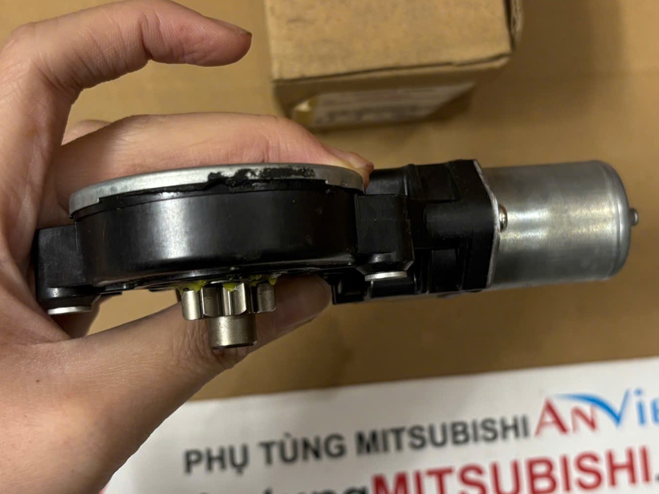 Mô tơ lên xuống kính cánh cửa sau sử dụng cho xe Xpander - Hàng nhập khẩu chính ngạch