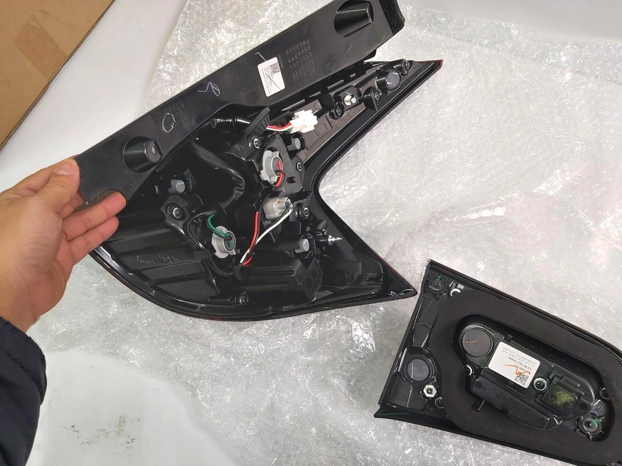 Đèn hậu sử dụng cho xe Mitsubishi Xpander 2020-2021-2022 - Hàng nhập khẩu chính ngạch 8330B095-8330B096