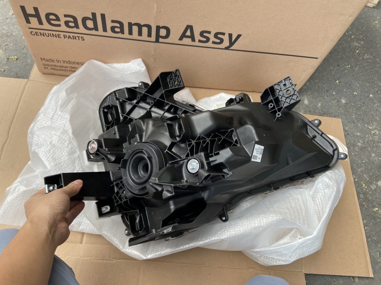 Vỏ Đèn pha sử dụng cho xe Mitsubishi Xpander 2022-2025 bản AT ECO - Hàng nhập khẩu chính ngạch