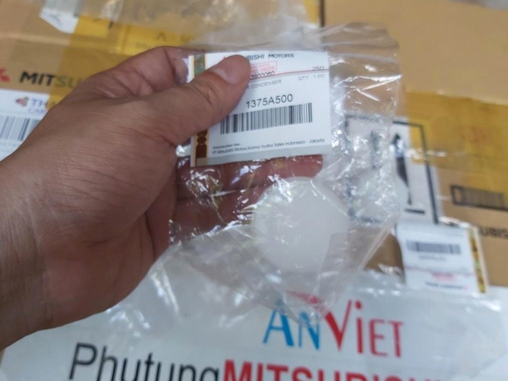 Nắp bình nước phụ sử dụng cho xe Xpander - Hàng nhập khẩu chính ngạch