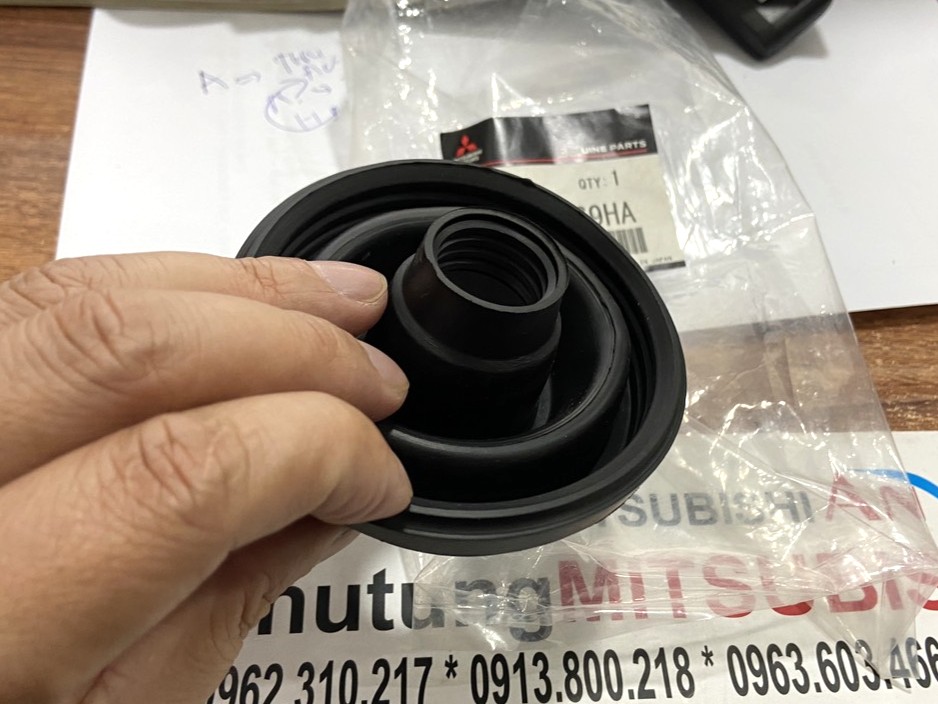 Nắp chụp bóng đèn pha sử dụng cho xe Xpander - Hàng nhập khẩu chính ngạch