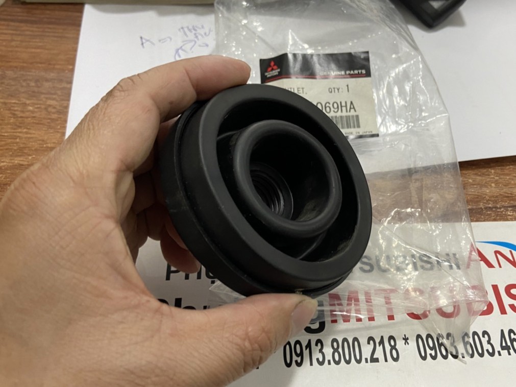 Nắp chụp bóng đèn pha sử dụng cho xe Xpander - Hàng nhập khẩu chính ngạch