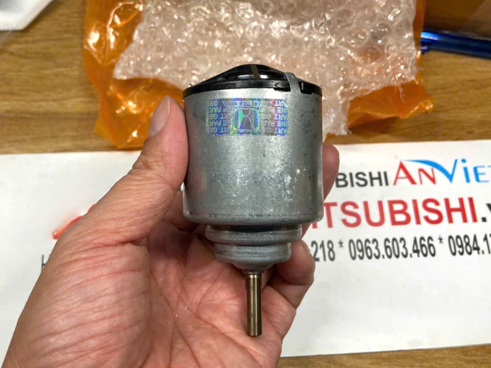 Đầu Mô tơ quạt dàn lạnh sau trên trần sử dụng cho xe Mitsubishi Xpander 7842A210 | Hãng DEKO
