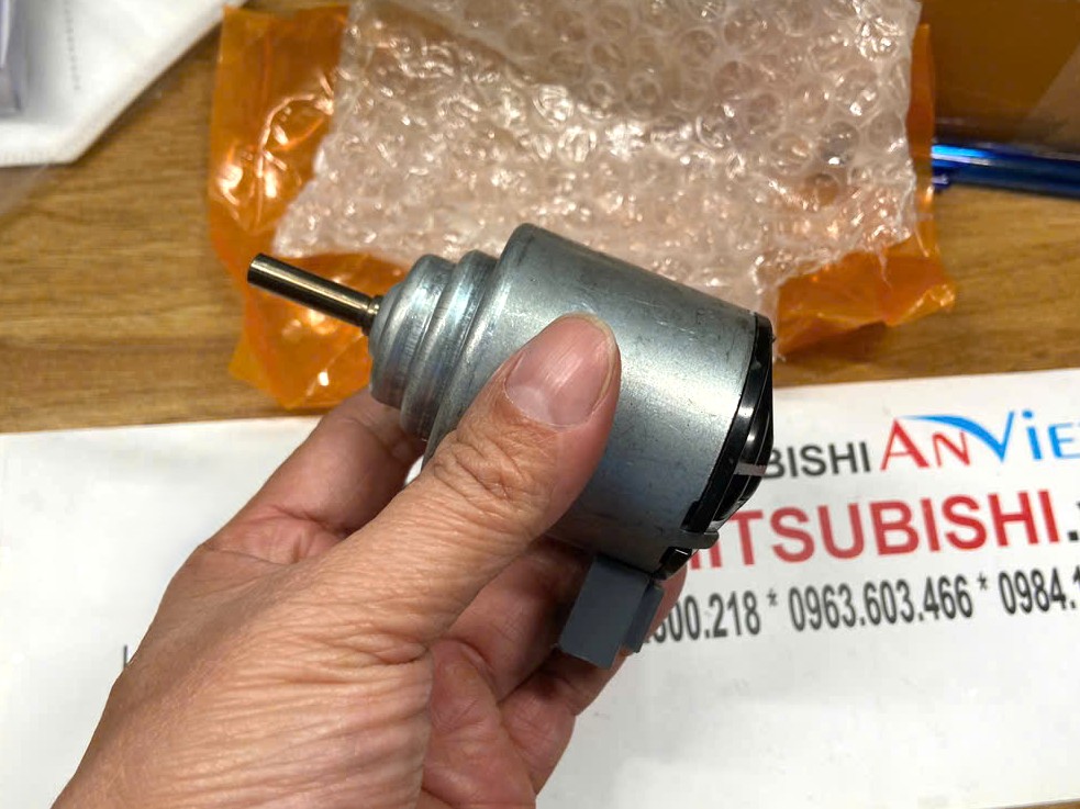 Đầu Mô tơ quạt dàn lạnh sau trên trần sử dụng cho xe Mitsubishi Xpander 7842A210 | Hãng DEKO