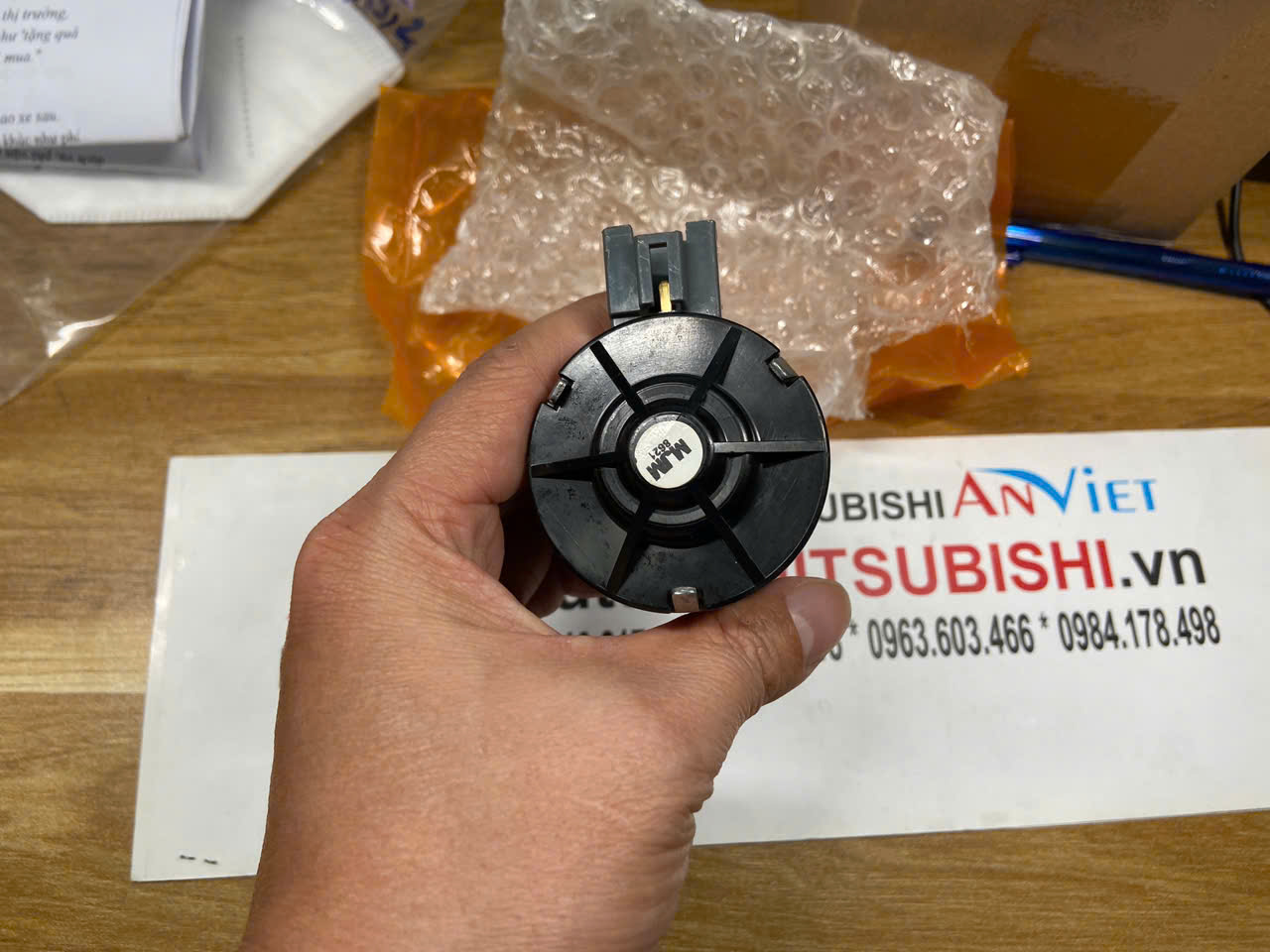 Đầu Mô tơ quạt dàn lạnh sau trên trần sử dụng cho xe Mitsubishi Xpander 7842A210 | Hãng DEKO