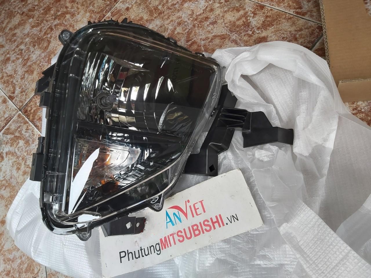 Vỏ Đèn pha sử dụng cho xe Mitsubishi Xpander 2018-2022 Halogen - Hàng nhập khẩu chính ngạch 8301D121, 8301D122