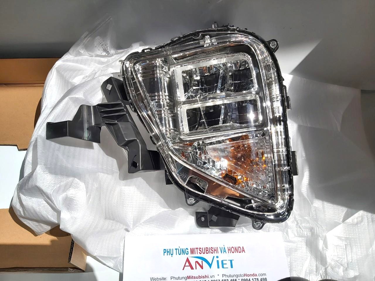 Vỏ đèn pha sử dụng cho xe Mitsubishi Xpander 2020-2022 - Hàng nhập khẩu chính ngạch 8301D490 - 8301D491