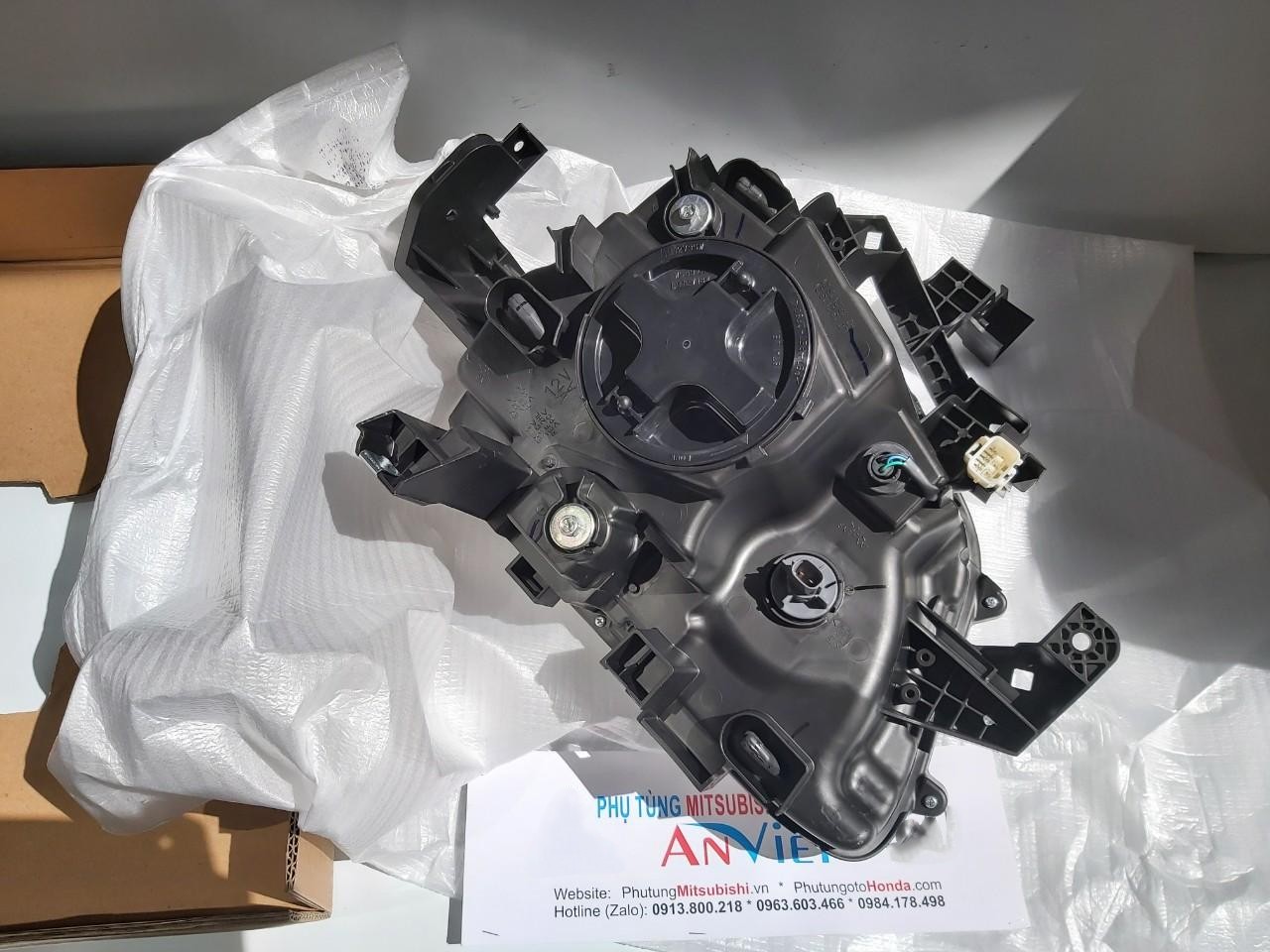 Vỏ đèn pha sử dụng cho xe Mitsubishi Xpander 2020-2022 - Hàng nhập khẩu chính ngạch 8301D490 - 8301D491