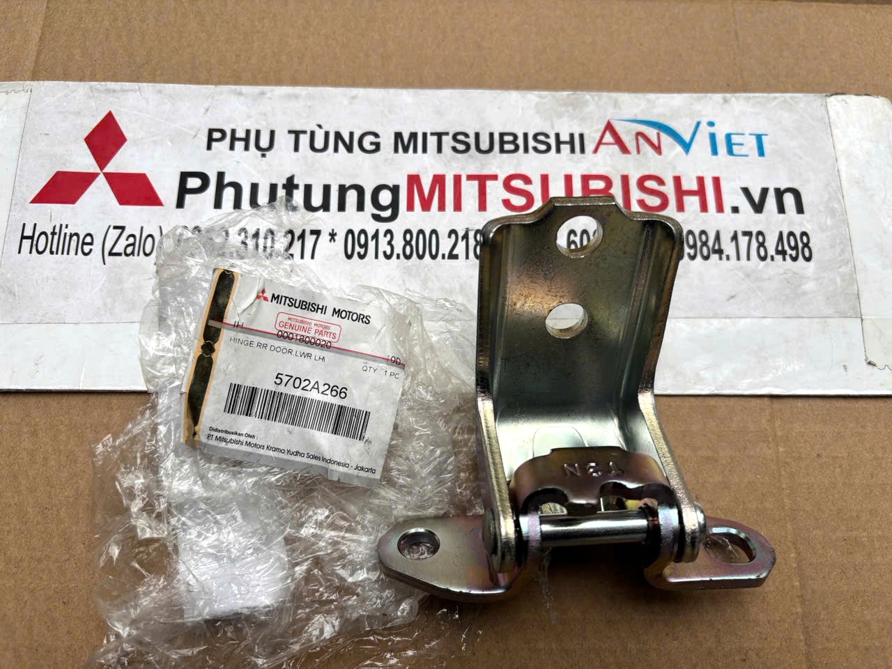 Bản lề cánh cửa sau phía dưới Mitsubishi Destinator DST 5702A265 5702A266