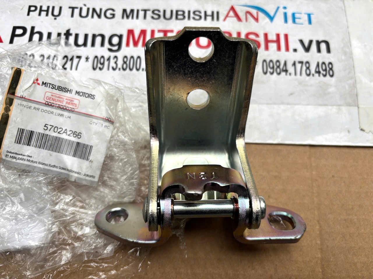 Bản lề cánh cửa sau phía dưới Mitsubishi Destinator DST 5702A265 5702A266