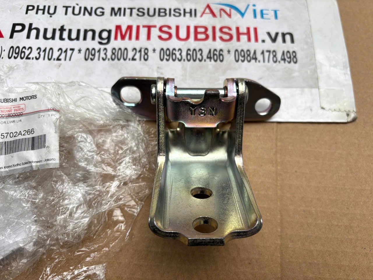 Bản lề cánh cửa sau phía dưới Mitsubishi Destinator DST 5702A265 5702A266