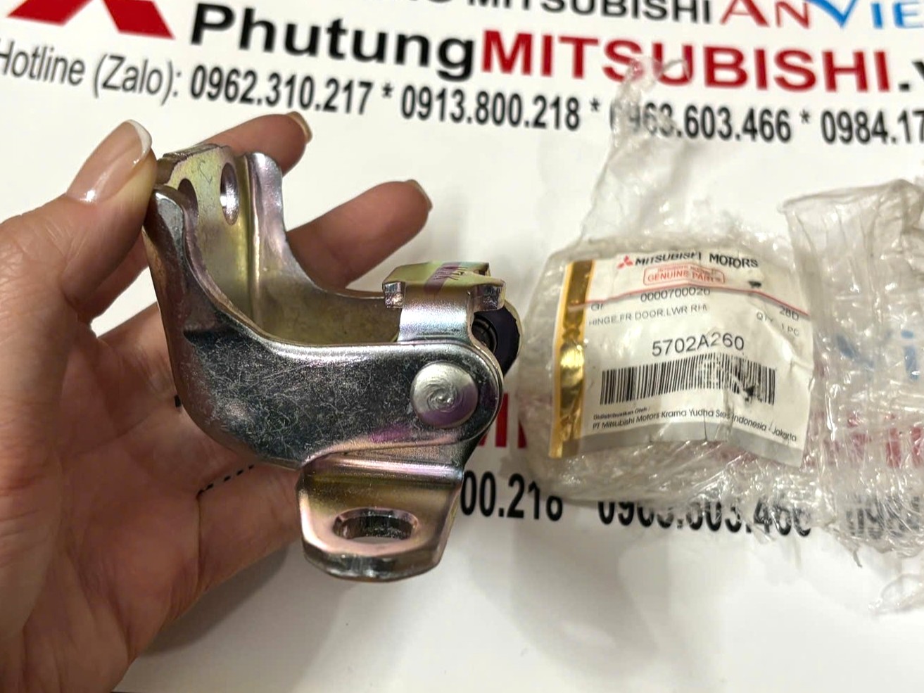 Bản lề cánh cửa trước phía dưới Mitsubishi Destinator DST 5702A259 5702A260