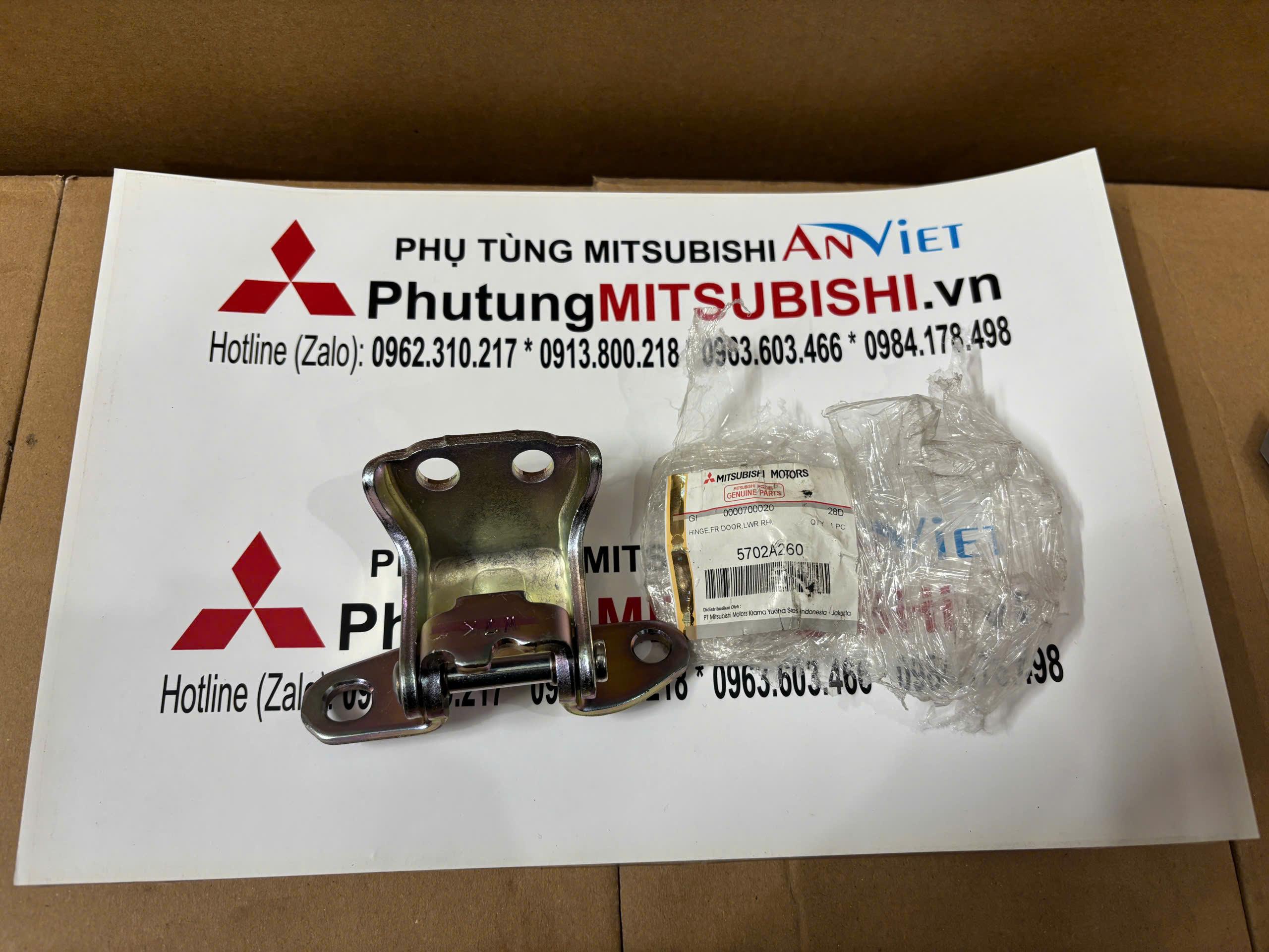 Bản lề c&aacute;nh cửa trước ph&iacute;a dưới Mitsubishi Destinator DST