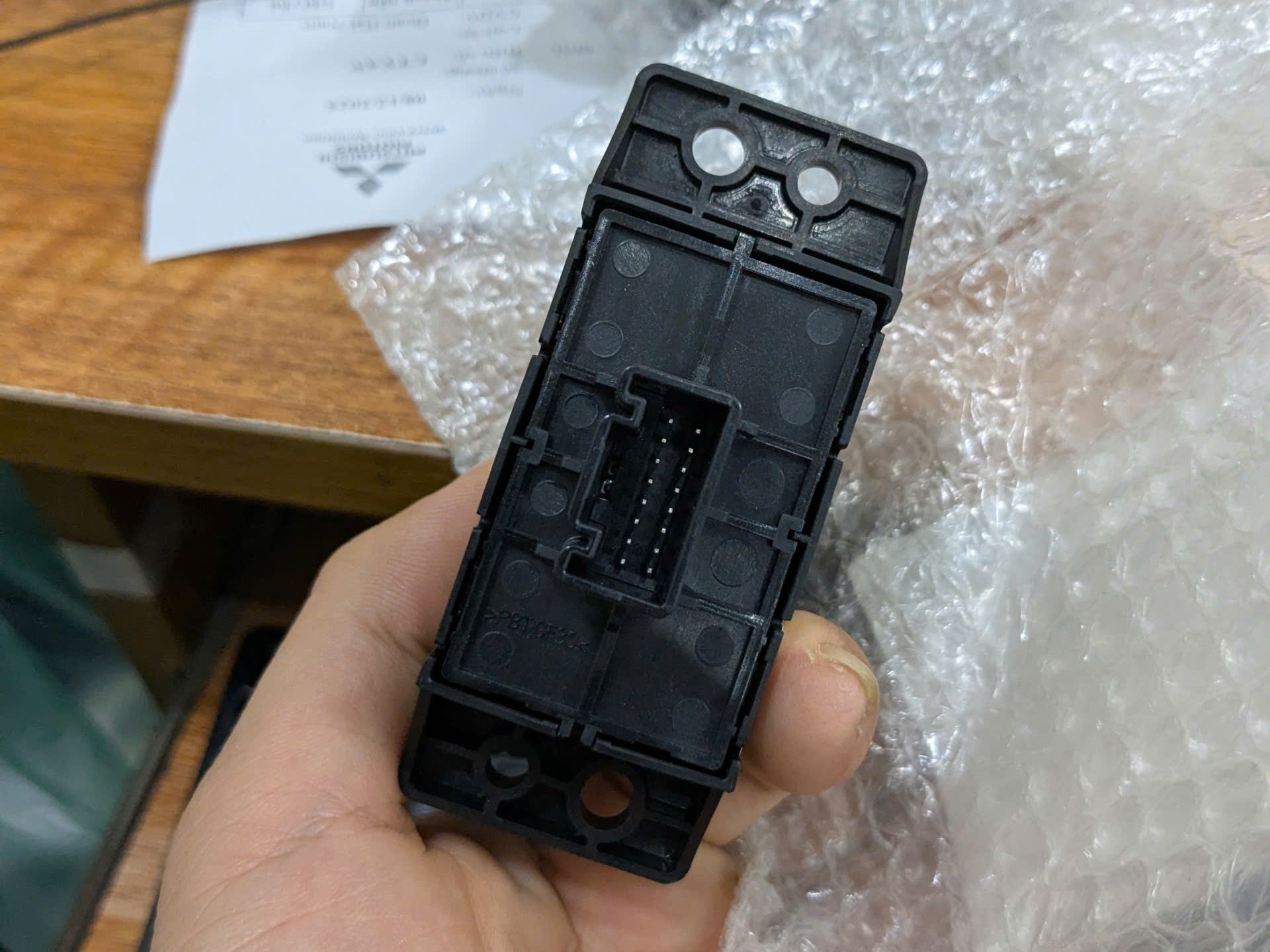 Công tắc điều khiển phanh tay điện tử phanh đỗ và auto hold Mitsubishi Destinator DST 8606A046