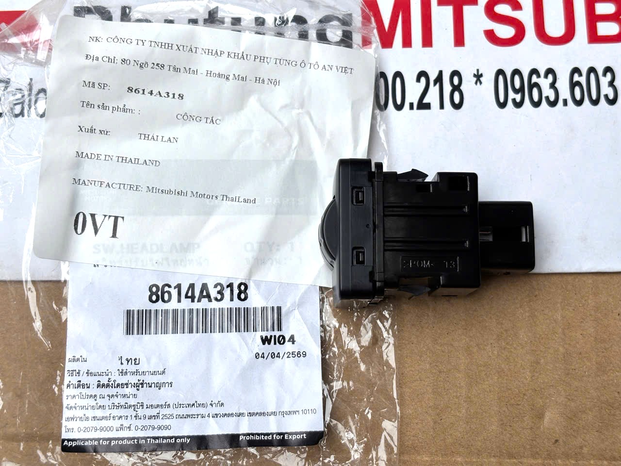 Công tắc chỉnh đèn pha trên táp lô Mitsubishi XForce 8614A318