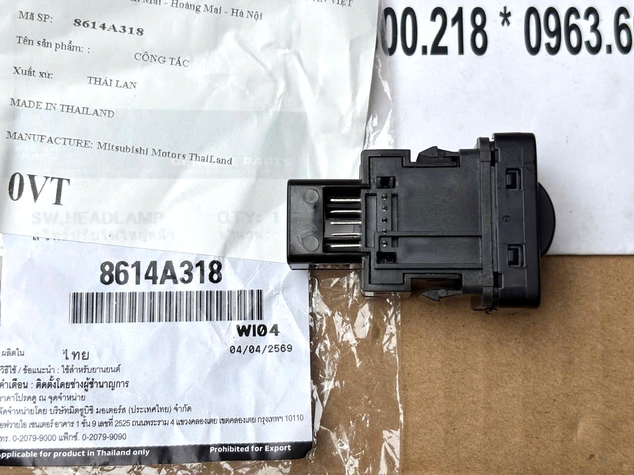 Công tắc chỉnh đèn pha trên táp lô Mitsubishi XForce 8614A318