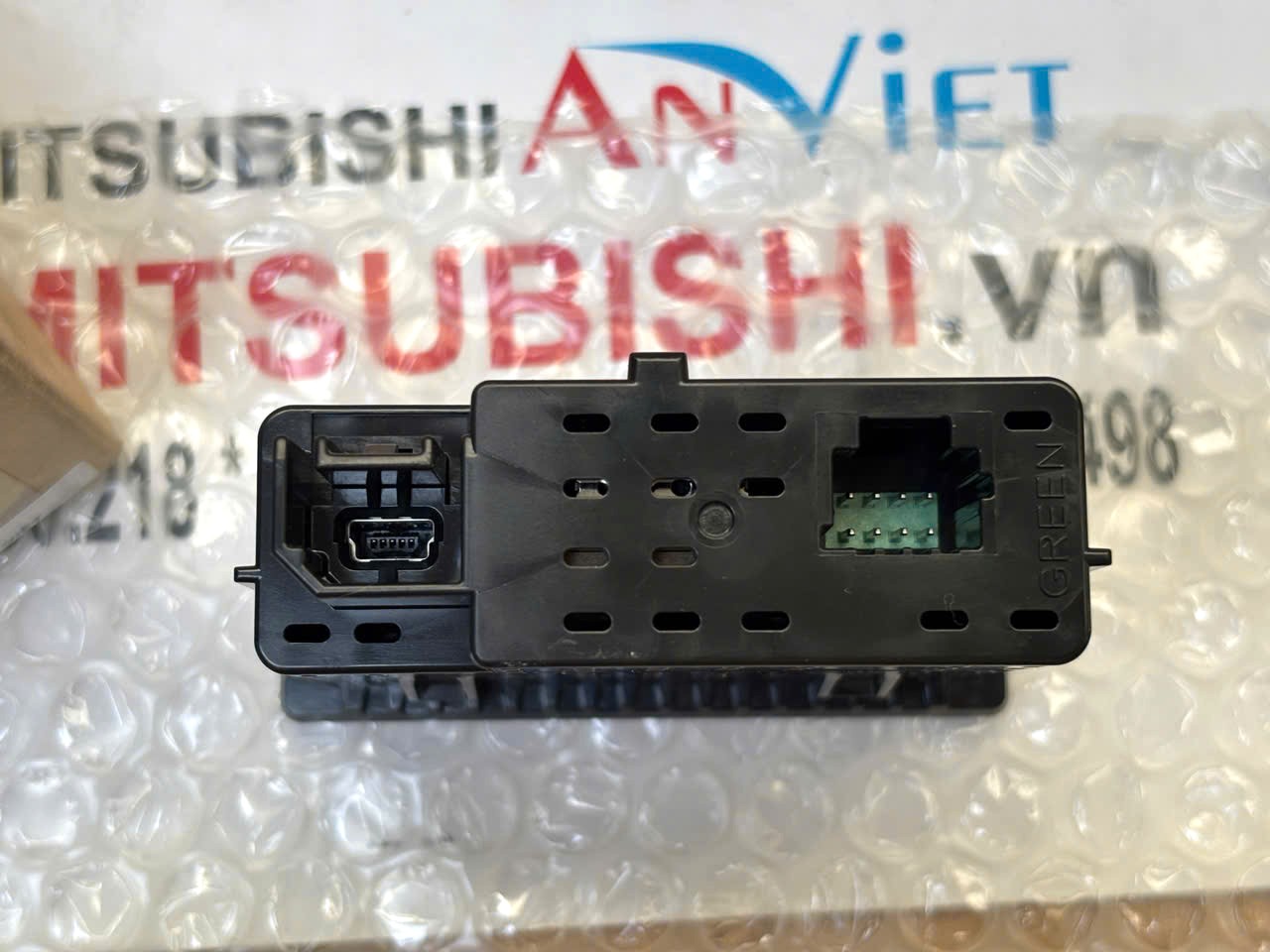 Cổng sạc usb ở táp lô Mitsubishi Destinator DST 284H3B010P