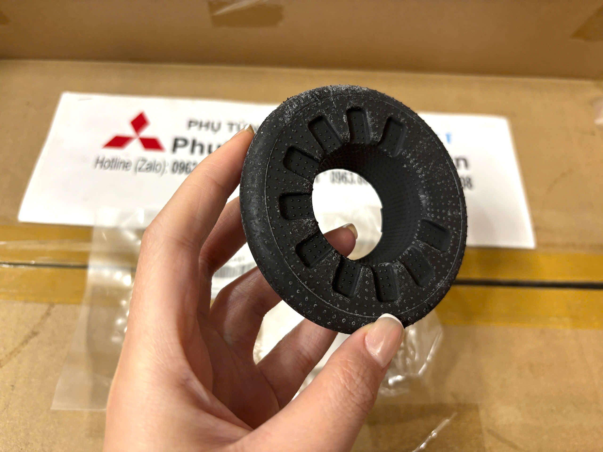 Cao su đệm Lò xo giảm xóc sau miếng trên xe Mitsubishi Destinator DST 4140A491