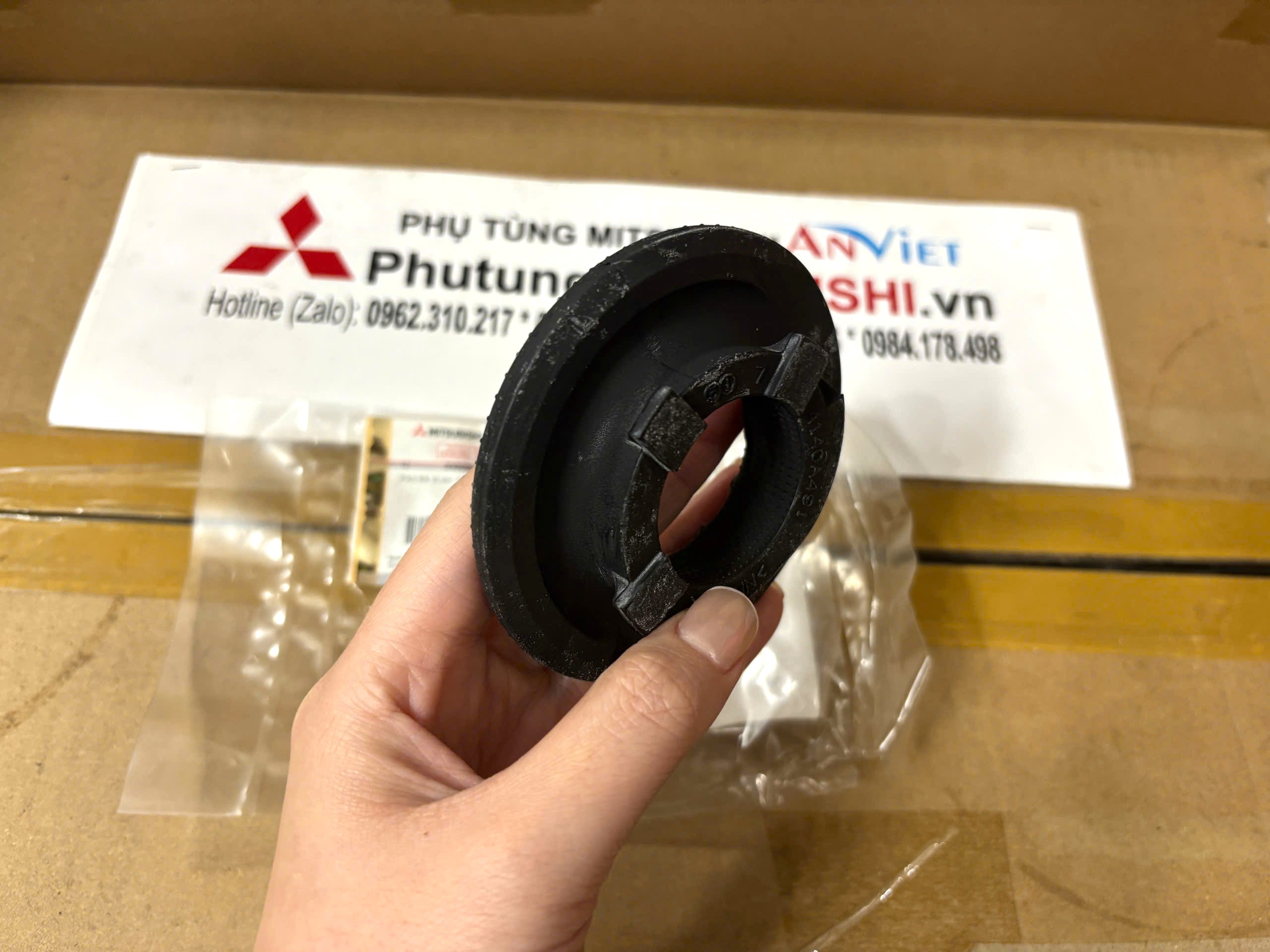 Cao su đệm Lò xo giảm xóc sau miếng trên xe Mitsubishi Destinator DST 4140A491