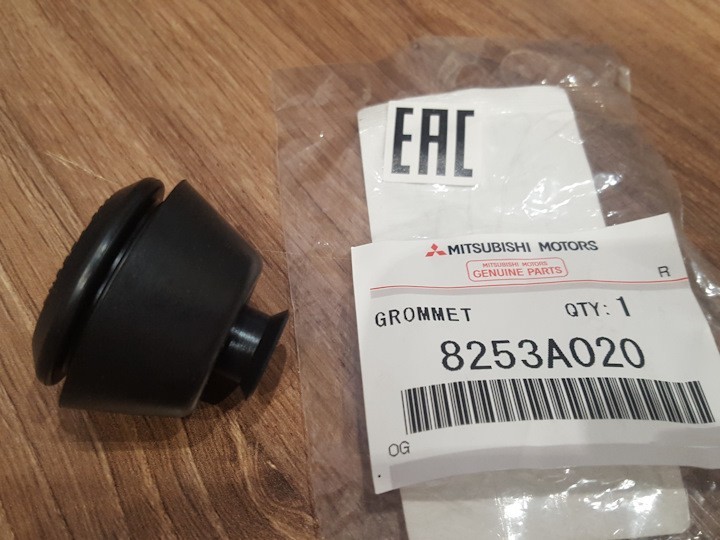 Cao su che ốc bắt tay gạt mưa sau Mitsubishi Destinator DST 8253A020