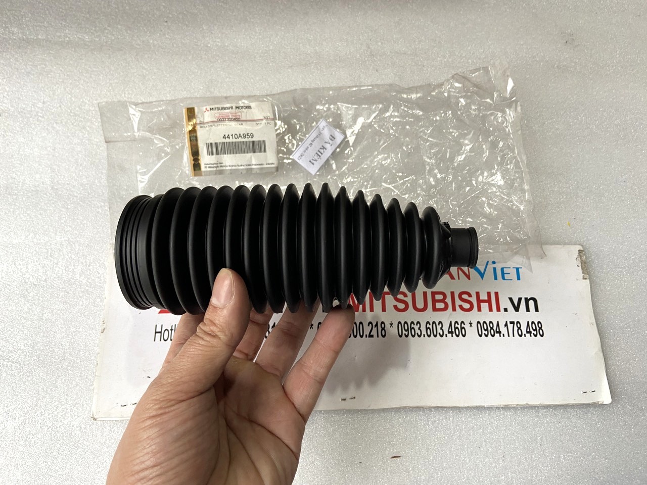 Cao Su Chụp Bụi Thước Lái xe Mitsubishi Destinator DST 4410A959