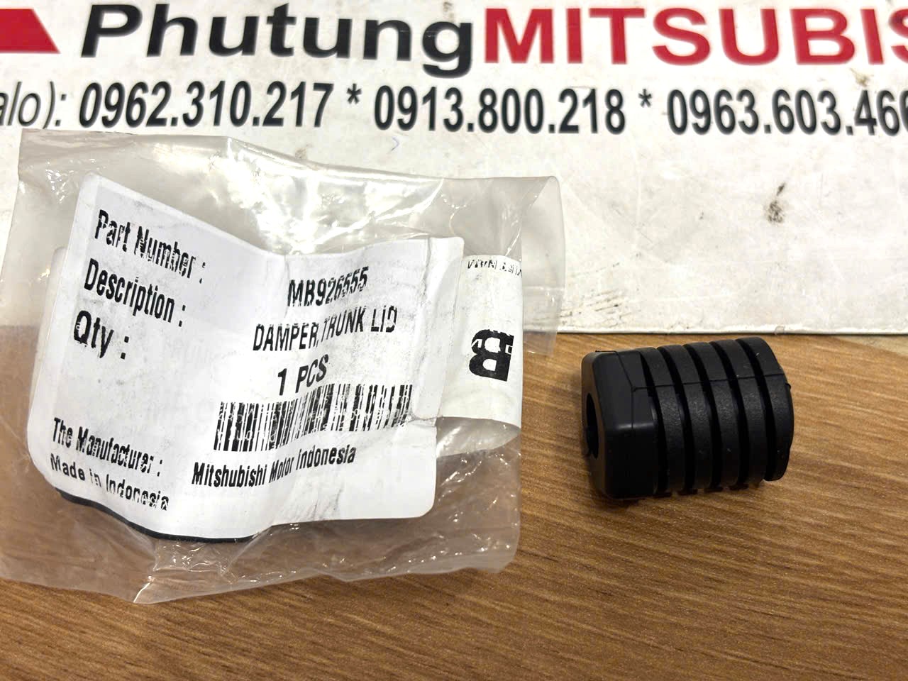 Cao su giảm chấn cửa hậu cốp sau ở đu&ocirc;i c&aacute;nh Mitsubishi XForce