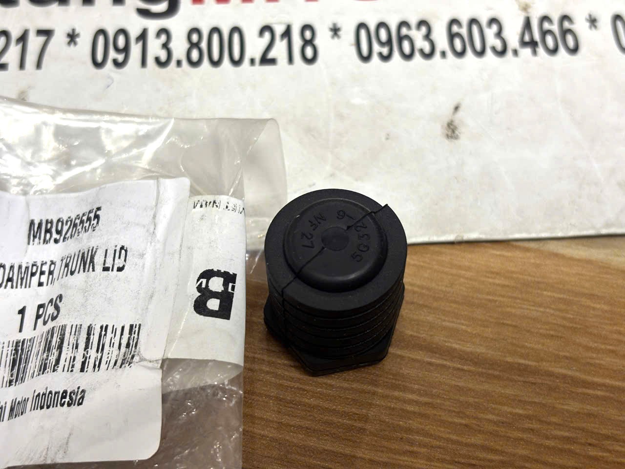 Cao su giảm chấn cửa hậu cốp sau ở đu&ocirc;i c&aacute;nh Mitsubishi XForce