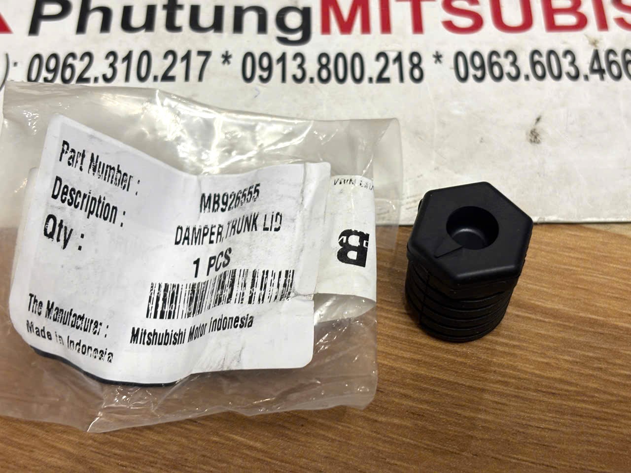 Cao su giảm chấn cửa hậu cốp sau ở đu&ocirc;i c&aacute;nh Mitsubishi XForce